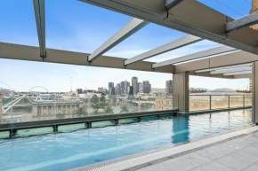 2-Bed Brisbane City Pad with Pool & Gym